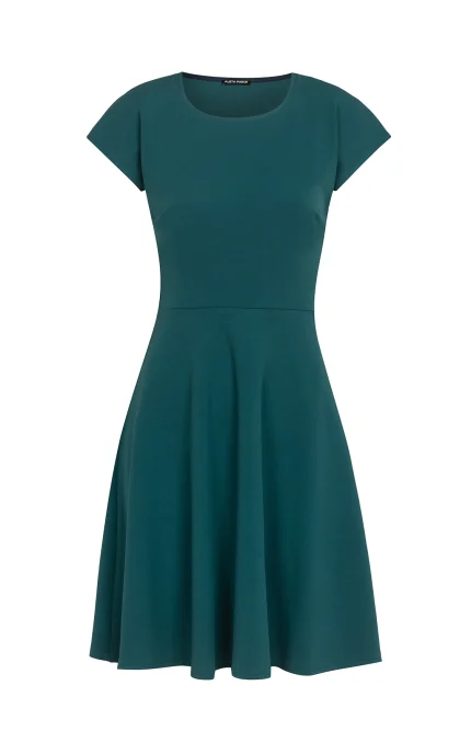 Вталена дамска рокля с паднало рамо и разкроена долна част