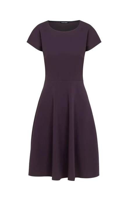 Вталена дамска рокля с паднало рамо и разкроена долна част